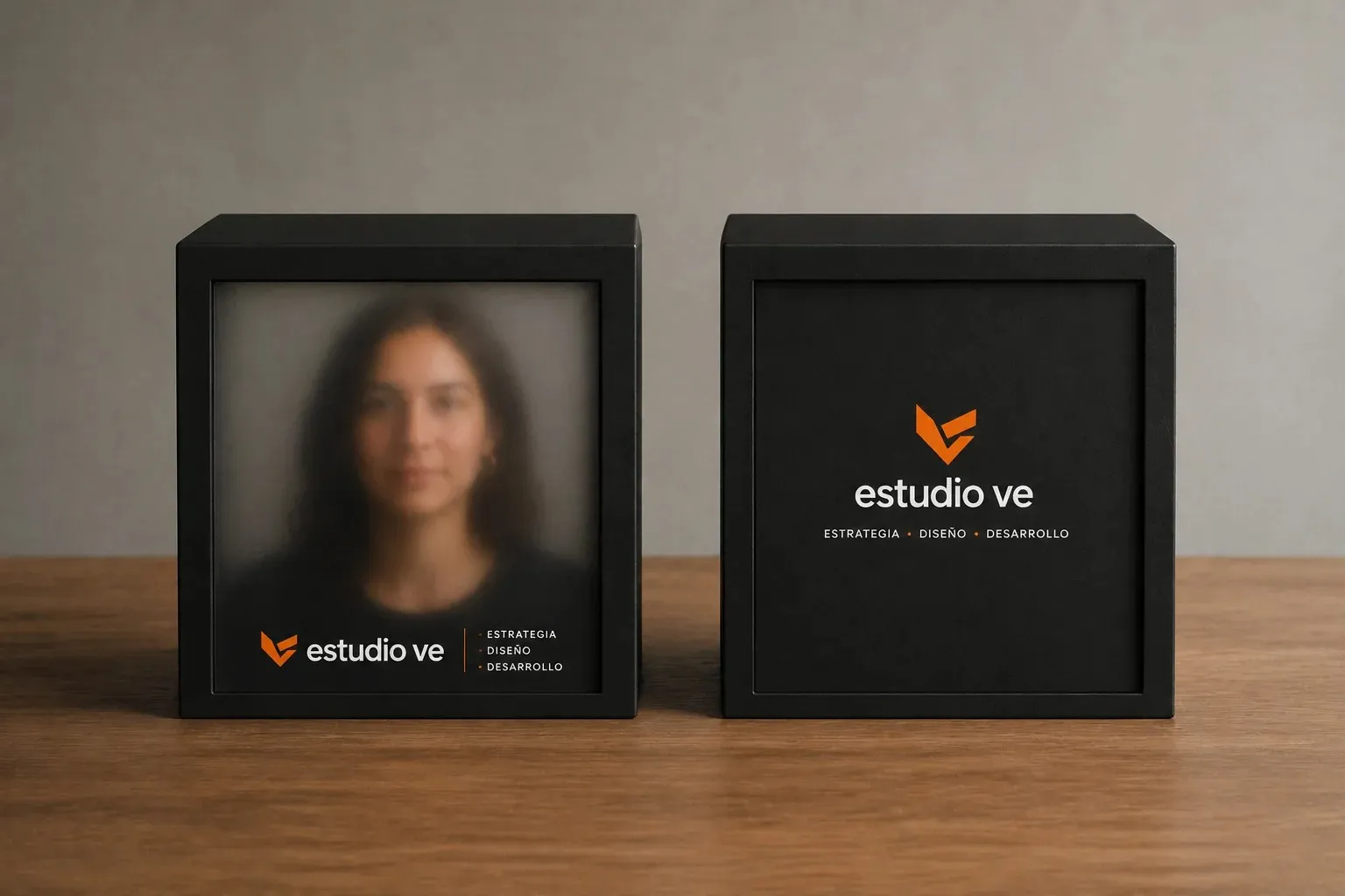 Cajas negras de Estudio Ve, una tiene identidad y otra esta vacía